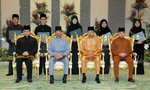 120912 KDYMM BERKENAN BERANGKAT KE MAJLIS PENGANUGERAHAN BIASISWA YAYASAN SULTAN HAJI HASSANAL BOLKIAH 2012M DI ISTANA NURUL IMA