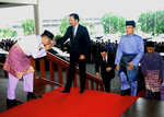 240912 KDYMM BERKENAN BERANGKAT KE MAJLIS SAMBUTAN HARI GURU BAGI TAHUN 2012