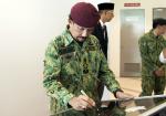 010613 BERKENAN MELAWAT INSTITUT PENGAJIAN PERTAHANAN DAN STRATEGIK SHHB