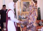 071013_KDYMM RAJA ISTERI BERKENAN MENERIMA MENGADAP ISTERI-ISTERI DIPLOMAT ASING DI ISTANA NURUL IMAN