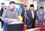 070414_DYTM DPMM BERANGKAT KE MAJLIS PERASMIAN GALERI SUKAN NEGARA BRUNEI DARUSSALAM