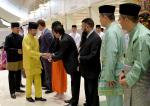 060716_KDYMM DAN KDYMM RAJA ISTERI SERTA KERABAT DIRAJA BERANGKAT KE MAJLIS JUNJUNG ZIARAH SEMPENA SAMBUTAN HARI RAYA AIDILFITRI