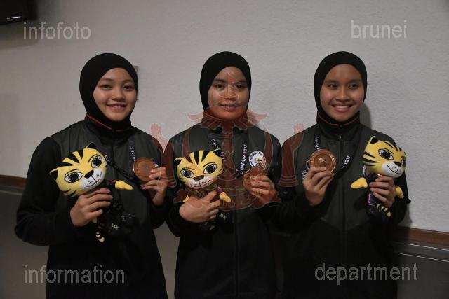 (kiri) Amirah Syahidah binti Abdul Rahim semasa ditemu bual oleh Pelita Brunei