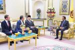 061118_KDYMM BERKENAN MENERIMA MENGADAP DARIPADA MR PAUL SCULLY MP UTUSAN PERDAGANGAN UK KE NEGARA BRUNEI DARUSSALAM DI ISTANA N