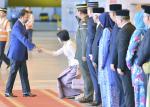 011119_KEBERANGKATAN KEBAWAH DYM BAGI 35TH ASEAN SUMMIT DI THAILAND HANGER PERNERBANGAN KDYMM KAMPONG RIMBA