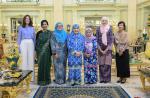 030525_MENGADAP_RAJA_ISTERI