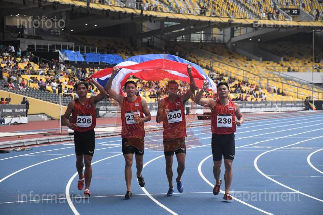 Peserta Thailand setelah memenangi Pingat Emas