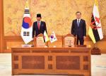 241119 MENYAKSIKAN PENANDATANGANAN MOU